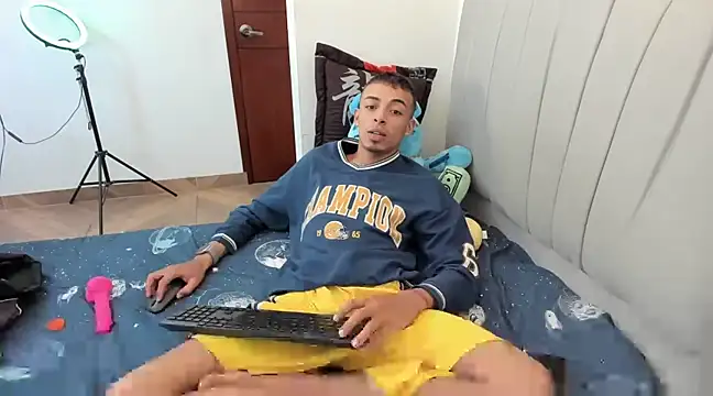 Snapshot of twink_latino5 chatting on December 23, 2024, 4:33 am twink latino5 online show from December 23, 2024, 4:33 am