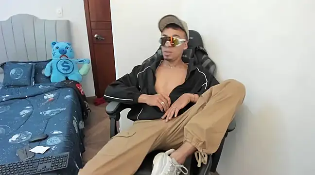 Snapshot of twink_latino5 chatting on January 5, 2025, 3:32 am twink latino5 online show from January 5, 2025, 3:32 am