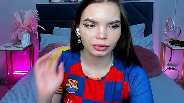 Curvy Dynamite  online show from November 13, 2025, 1:15 am