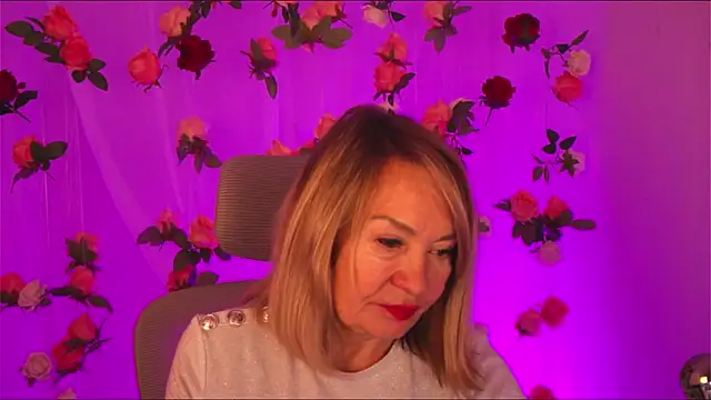 RosalindaFortuna online show from December 20, 2024, 1:43 pm