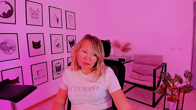 RosalindaFortuna online show from December 25, 2024, 11:22 am