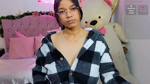 Snapshot of Emilly_tay chatting on January 3, 2025, 6:01 am Emilly tay online show from January 3, 2025, 6:01 am