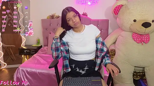 Snapshot of Emilly_tay chatting on January 15, 2025, 12:04 pm Emilly tay online show from January 15, 2025, 12:04 pm