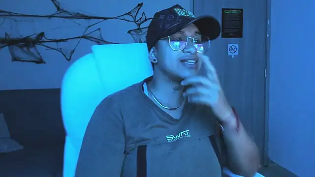 Snapshot of Dominick_jones chatting on October 7, 2025, 6:32 am Dominick jones online show from October 7, 2025, 6:32 am