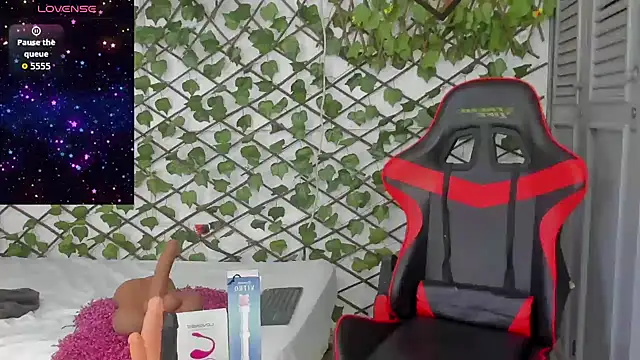 dani-lue online show from November 14, 2025, 12:48 pm