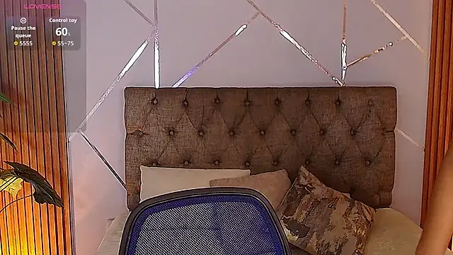 charlottee white online show from March 12, 2026, 8:37 pm