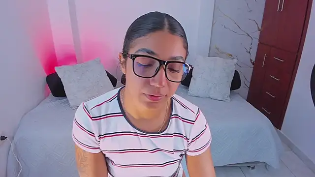 martina roldam online show from April 4, 2026, 2:54 am