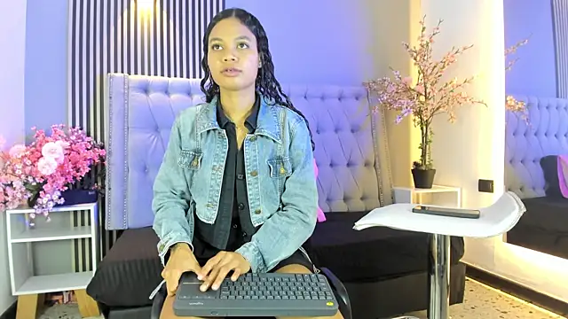 Snapshot of GysellHanson chatting on November 25, 2025, 11:32 am GysellHanson online show from November 25, 2025, 11:32 am