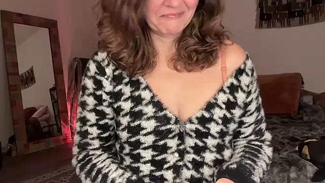 leahsparkles online show from December 18, 2025, 2:50 am