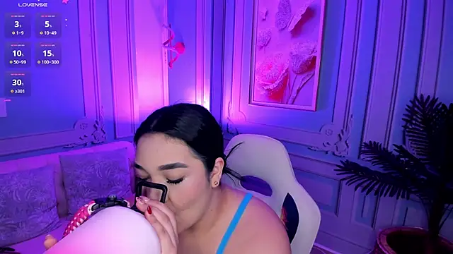 stefany duque1  online show from January 9, 2026, 2:58 am