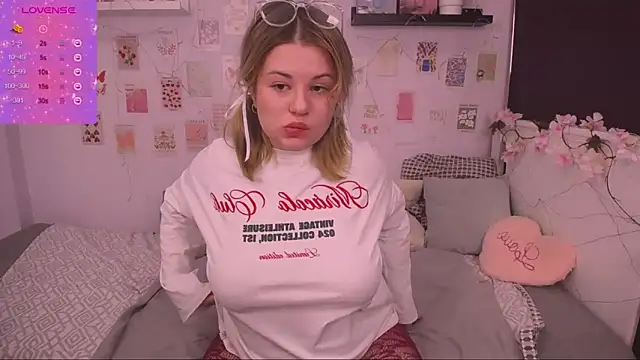 Snapshot of TessPleasure chatting on January 2, 2025, 9:00 am TessPleasure online show from January 2, 2025, 9:00 am