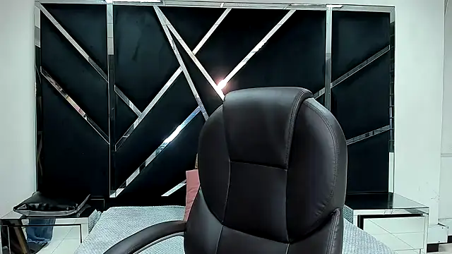 IsabellRodriguez18 online show from October 9, 2025, 3:48 am