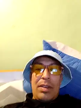 Snapshot of zeus2630 chatting on December 1, 2025, 1:32 am zeus2630 online show from December 1, 2025, 1:32 am