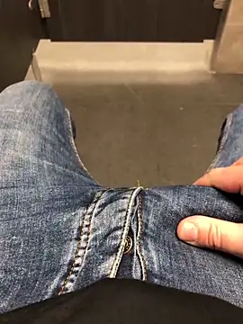 Snapshot of 22TT2295 chatting on January 11, 2025, 10:29 am 22TT2295 online show from January 11, 2025, 10:29 am