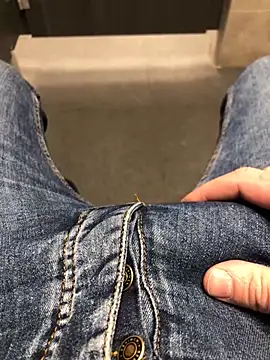 Snapshot of 22TT2295 chatting on January 12, 2025, 11:39 am 22TT2295 online show from January 12, 2025, 11:39 am