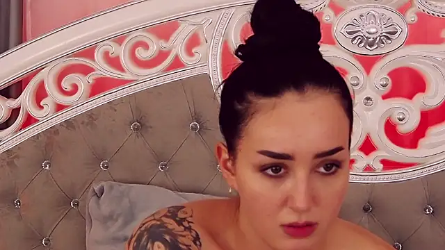 KimKhallifa online show from February 12, 2025, 1:27 pm