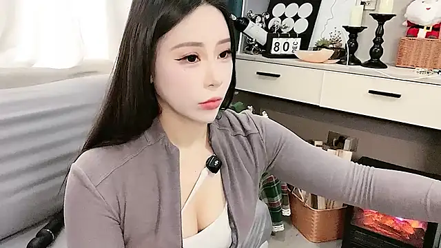 Caicai-a online show from March 8, 2025, 7:49 am