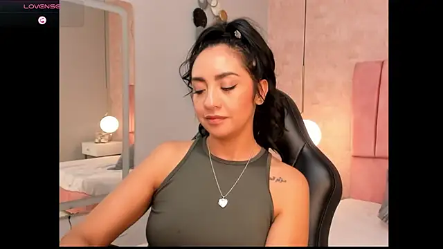 MAGIC AURORAA online show from March 20, 2025, 3:58 pm