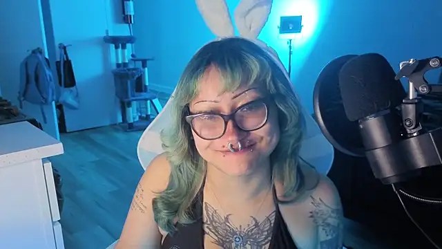 deluxxxeblu online show from June 25, 2026, 2:22 am