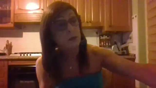 Snapshot of Tiabet chatting on November 4, 2025, 9:03 pm Tiabet online show from November 4, 2025, 9:03 pm