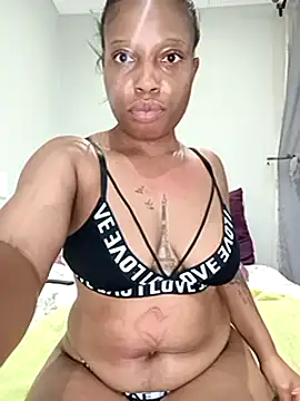 Snapshot of Thando04 chatting on January 18, 2025, 9:45 pm Thando04 online show from January 18, 2025, 9:45 pm