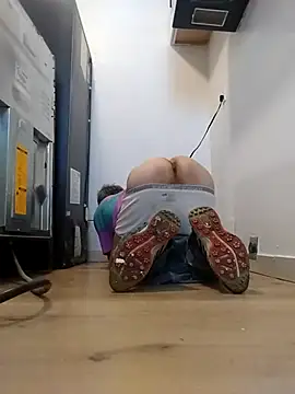 Snapshot of Cloudin_around chatting on March 6, 2025, 6:16 pm Cloudin around online show from March 6, 2025, 6:16 pm