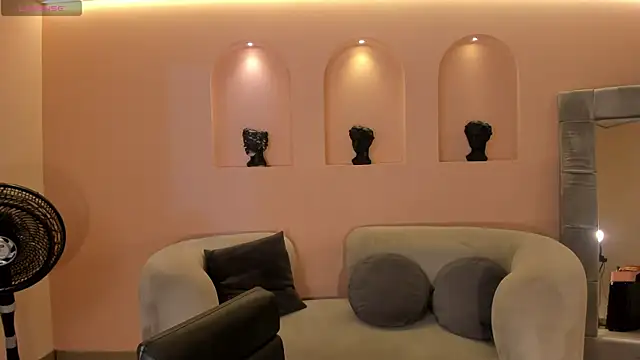 NiaSalvatore online show from October 28, 2025, 7:27 pm