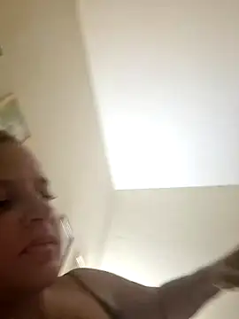 Snapshot of AliceRuivinha2 chatting on October 24, 2025, 10:33 am AliceRuivinha2 online show from October 24, 2025, 10:33 am