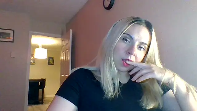 Snapshot of HappyIva chatting on October 7, 2025, 11:18 am HappyIva online show from October 7, 2025, 11:18 am