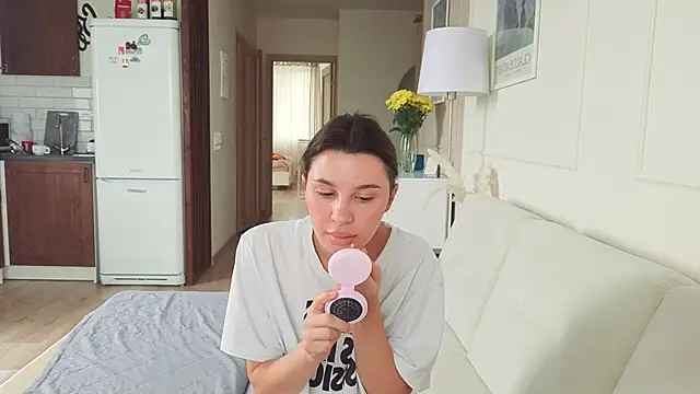 KristineEsme online show from April 23, 2026, 5:19 am