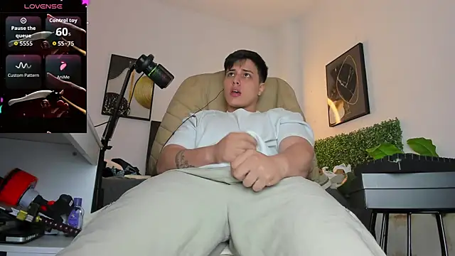 Snapshot of Thom_Ohtani chatting on February 5, 2026, 4:44 pm Thom Ohtani online show from February 5, 2026, 4:44 pm