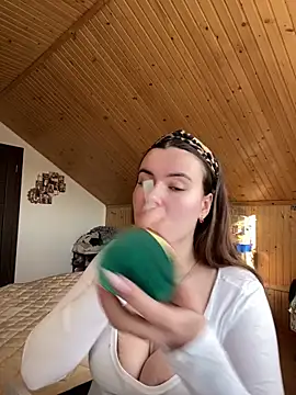 mewKate online show from April 4, 2026, 3:09 pm