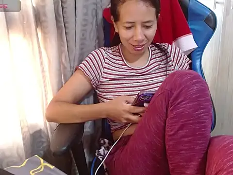 Danielagomez33 online show from April 14, 2026, 1:06 pm