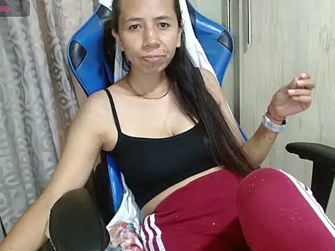 Danielagomez33 online show from April 28, 2026, 10:37 pm