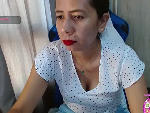 Danielagomez33 online show from May 22, 2026, 1:28 pm