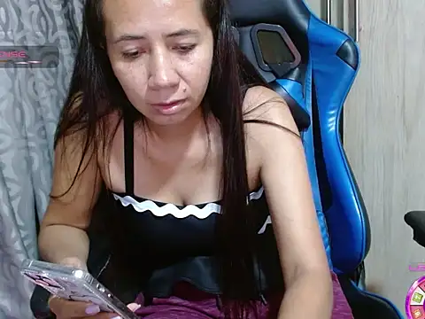 Danielagomez33 online show from May 27, 2026, 12:29 am