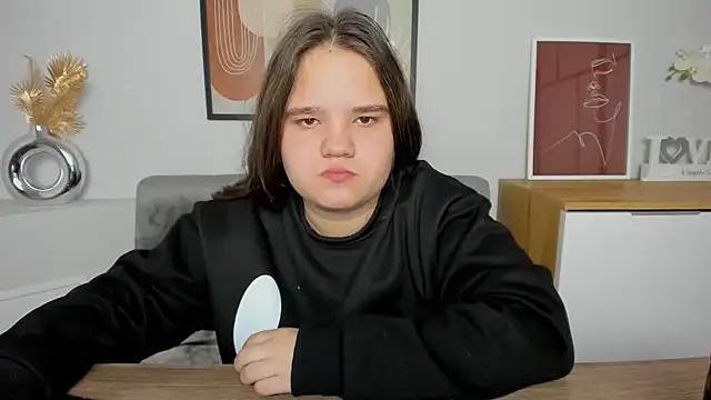 AdeleCruz online show from March 3, 2025, 4:24 pm