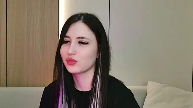 EmmaLawrens online show from April 5, 2026, 10:45 am