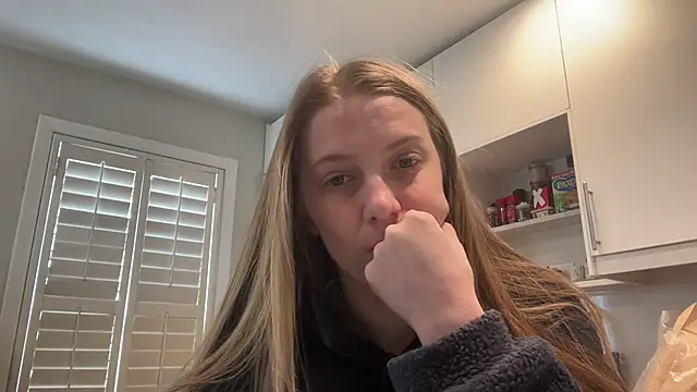 Snapshot of Ella-82 chatting on February 24, 2025, 6:15 pm Ella-82 online show from February 24, 2025, 6:15 pm