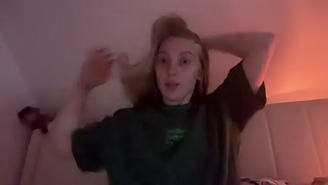 Snapshot of Ella-82 chatting on October 4, 2025, 8:29 pm Ella-82 online show from October 4, 2025, 8:29 pm