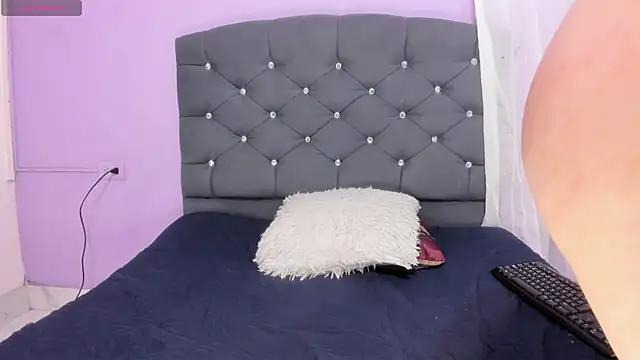 naomii 0 online show from October 3, 2025, 1:19 pm