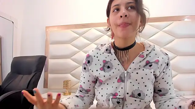 Snapshot of MiaQueen021 chatting on February 6, 2025, 6:35 pm MiaQueen021 online show from February 6, 2025, 6:35 pm