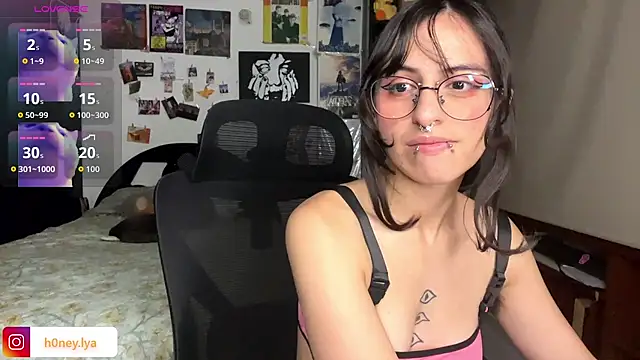 Snapshot of B0nnie_H0ney chatting on June 25, 2026, 12:54 am B0nnie H0ney online show from June 25, 2026, 12:54 am