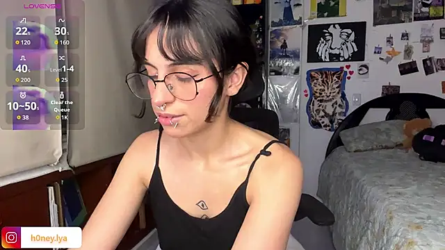 Snapshot of B0nnie_H0ney chatting on June 27, 2026, 1:54 am B0nnie H0ney online show from June 27, 2026, 1:54 am