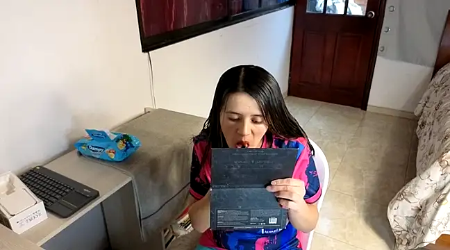 Snapshot of SexLaura_ chatting on February 13, 2025, 8:55 pm SexLaura online show from February 13, 2025, 8:55 pm