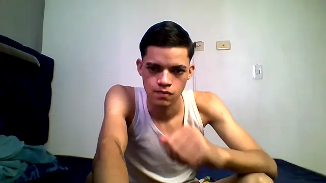 Snapshot of Latinos_2001 chatting on July 24, 2026, 1:31 pm Latinos 2001 online show from July 24, 2026, 1:31 pm