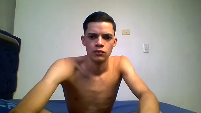 Snapshot of Latinos_2001 chatting on August 1, 2026, 10:19 pm Latinos 2001 online show from August 1, 2026, 10:19 pm