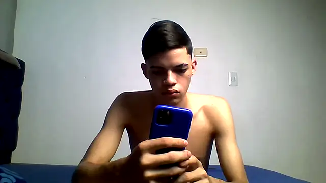Snapshot of Latinos_2001 chatting on August 2, 2026, 12:47 pm Latinos 2001 online show from August 2, 2026, 12:47 pm