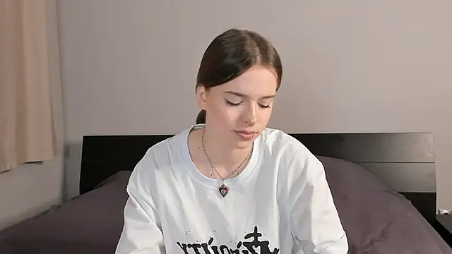 Snapshot of MonaClive chatting on January 19, 2025, 7:25 am MonaClive online show from January 19, 2025, 7:25 am