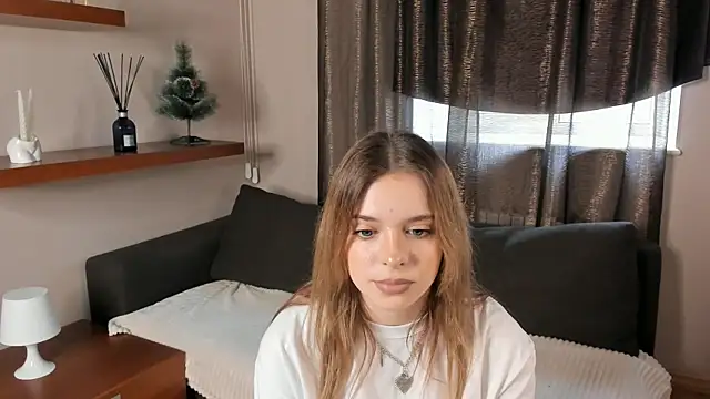 Snapshot of MonaClive chatting on February 4, 2025, 8:02 am MonaClive online show from February 4, 2025, 8:02 am